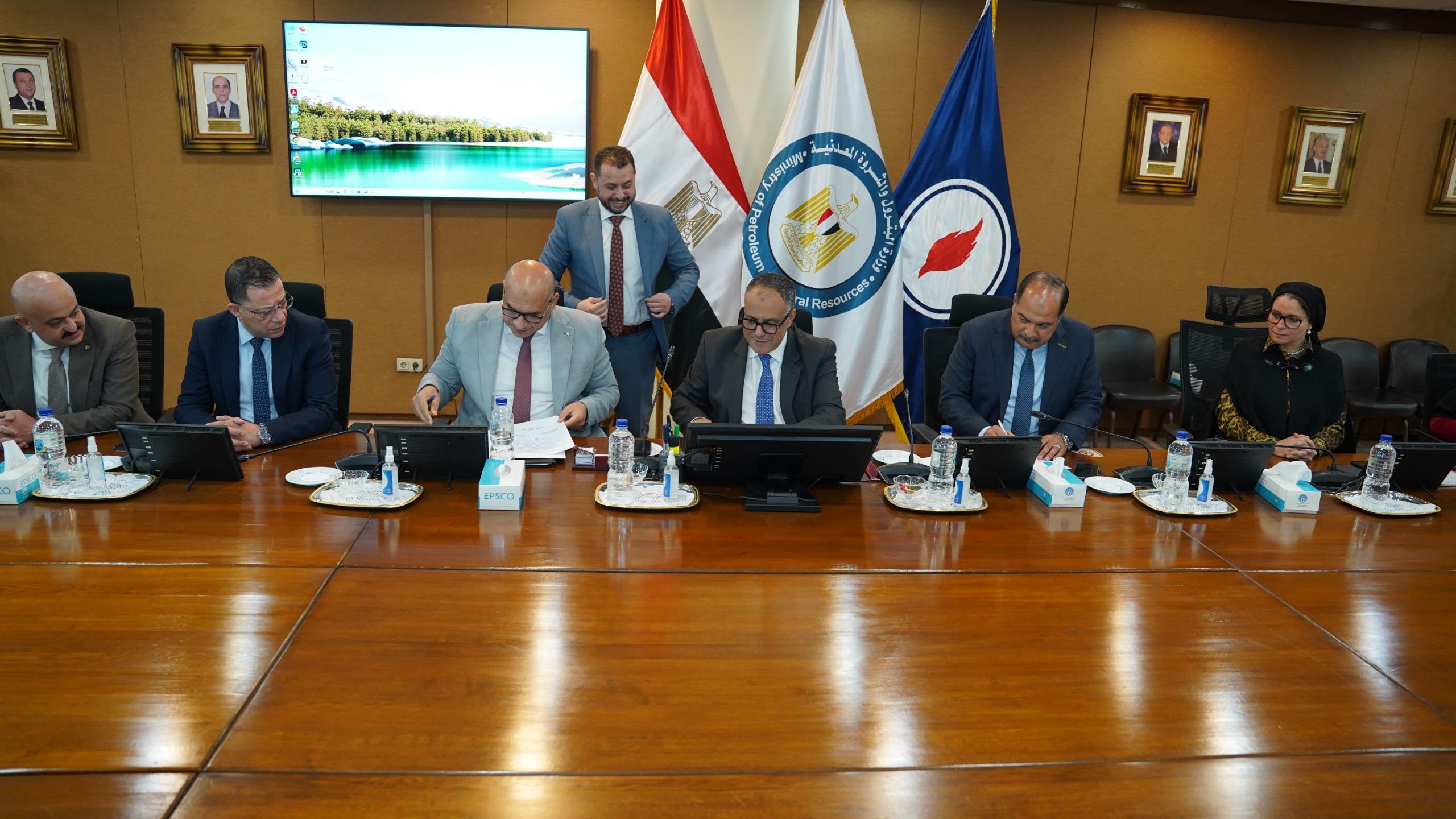 توقيع بروتوكول تعاون بين “جابكو” و”إنبي” لاستغلال وإدارة المركز الثقافي والاجتماعى برأس شقير كمركز تدريبى | صور